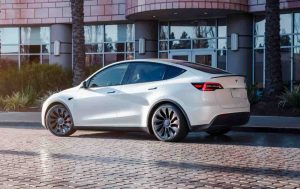 Geriausi elektromobiliai 2023 metais – ką sako ekspertai ir vairuotojai?