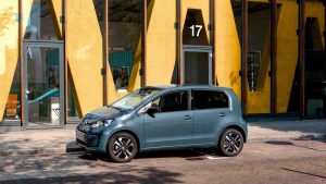 „Volkswagen“ ketina pristatyti elektromobilius, kainuojančius iki 25 tūkst. eurų