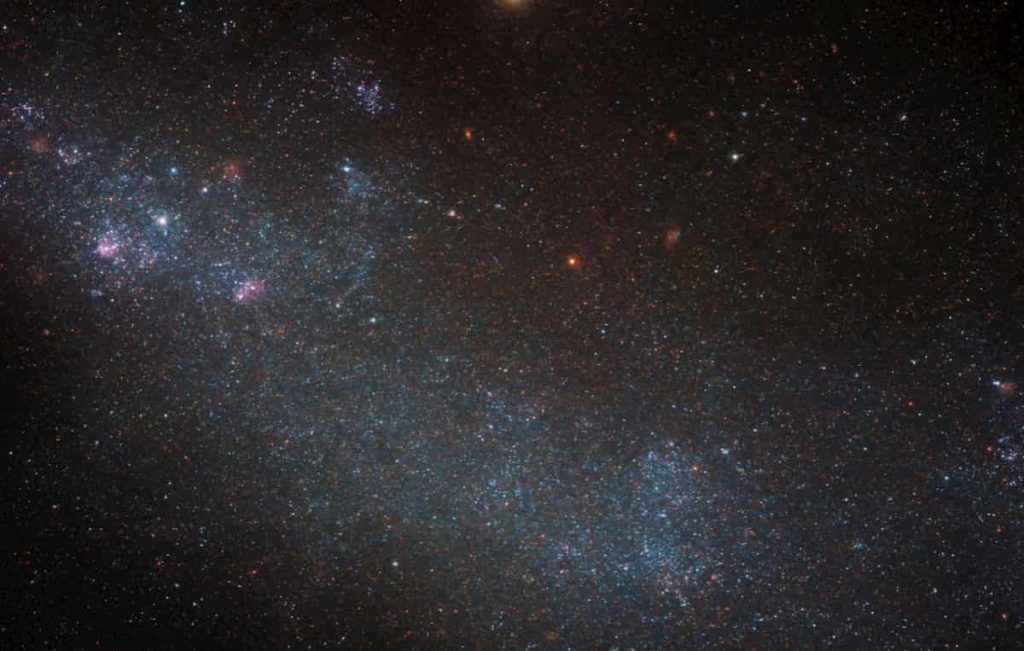 „NASA“ kosminis teleskopas „Hubble“ pastebėjo mįslingą žvaigždžių apgaubtą galaktiką