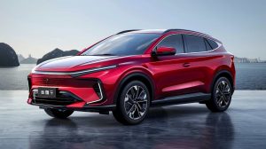 Kinijos „BYD“ pagal pardavimus vejasi „Tesla“