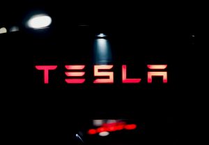  „Tesla“ visiškai savarankiškai važiuojančios sistemos saugumas kelia vis daugiau klausimų