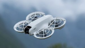 Naujiena: „DJI“ pristatė savo mažiausią droną iki šiol, skris ir be valdymo pulto (video)