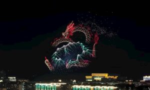 Pamatykite: 10 000 dronų spiečius pasiekė naują pasaulio rekordą apšviesdamas dangų aukštos raiškos vaizdais