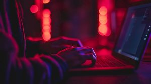 Atsargiai: Lietuvoje plinta „SEB“ banku apsimetančių sukčių el. laiškai – kaip elgtis?