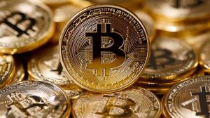 Bankų analitikai krentančioje bitkoino kainoje įžvelgia galimybių