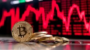 Bitkoino kaina vis dar nesugeba atsigauti, spaudžiama trumpalaikių spekuliantų