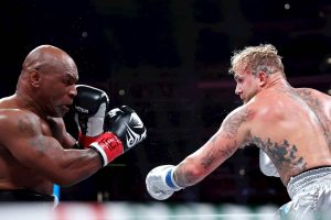 Jake Paul prieš Mike Tyson: „Netflix“ giriasi žiūrimumo rekordu, internautai piktinasi „surežisuota kova“