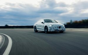 „Mercedes-Benz“ pademonstravo visiškai eletrinį CLA prototipą: prasideda elektrinė ateitis