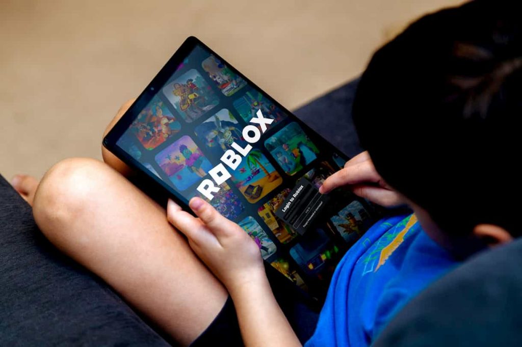 Vaikai liūdi, tėvai – ploja katutėmis: „Roblox“ platformoje – pokyčiai