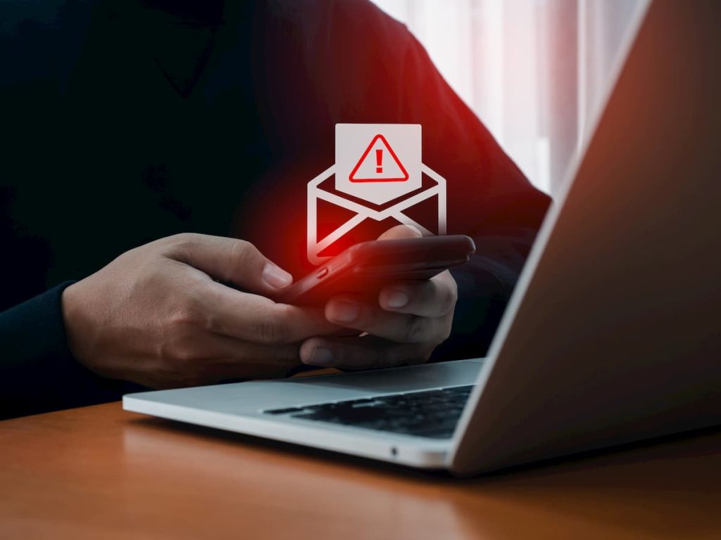 Dėmesio: Siautėja telefoniniai sukčiai, apsimeta ryšio operatorių darbuotojais ir jau kalba lietuviškai