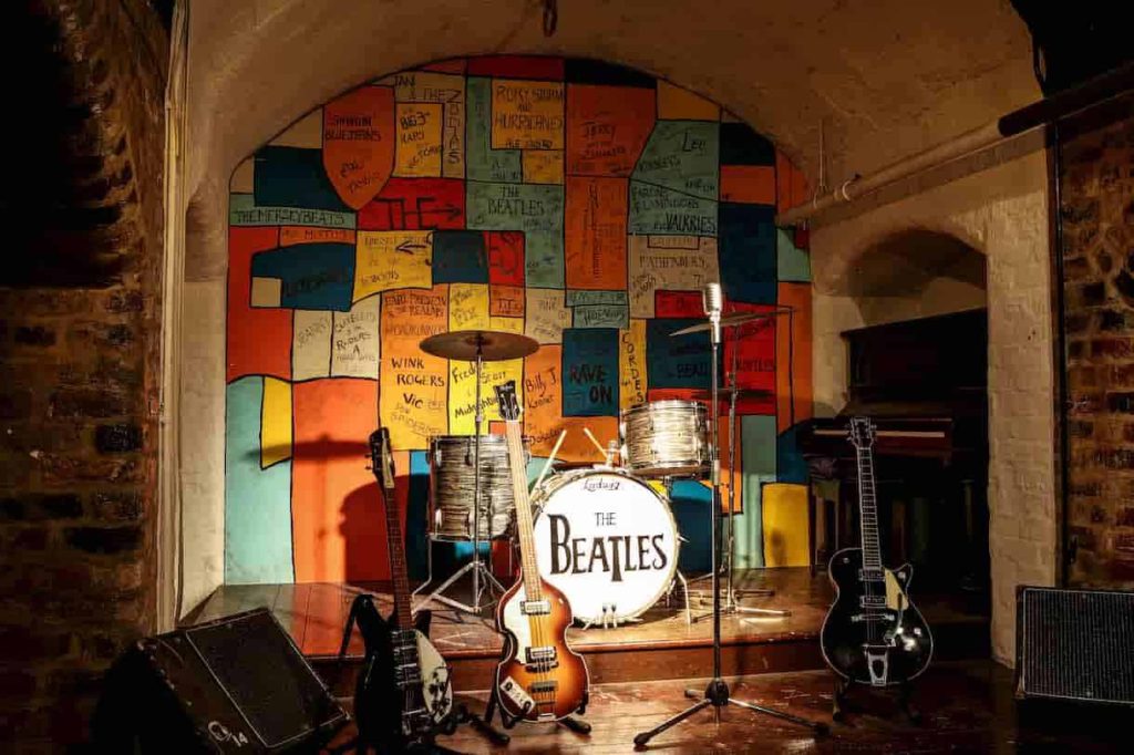 Su dirbtinio intelekto pagalba atkurta „The Beatles“ daina laimėjo „Grammy“