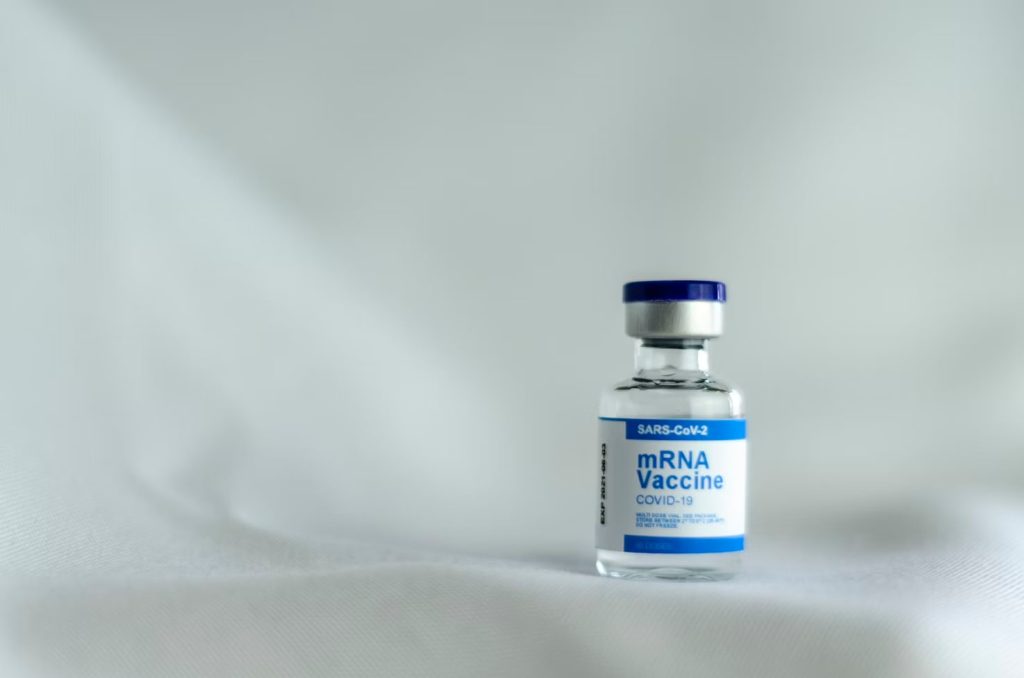 Europos Komisija pirmąkart patvirtino „savaime amplifikuojančią“ mRNA COVID-19 vakciną