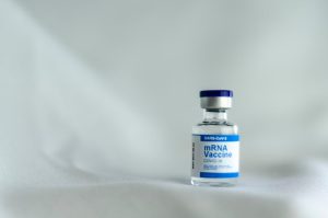 Europos Komisija pirmąkart patvirtino „savaime amplifikuojančią“ mRNA COVID-19 vakciną