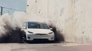 Išbandymas „Tesla“ autopilotui: ar pavyks sustoti prieš sieną? (video)