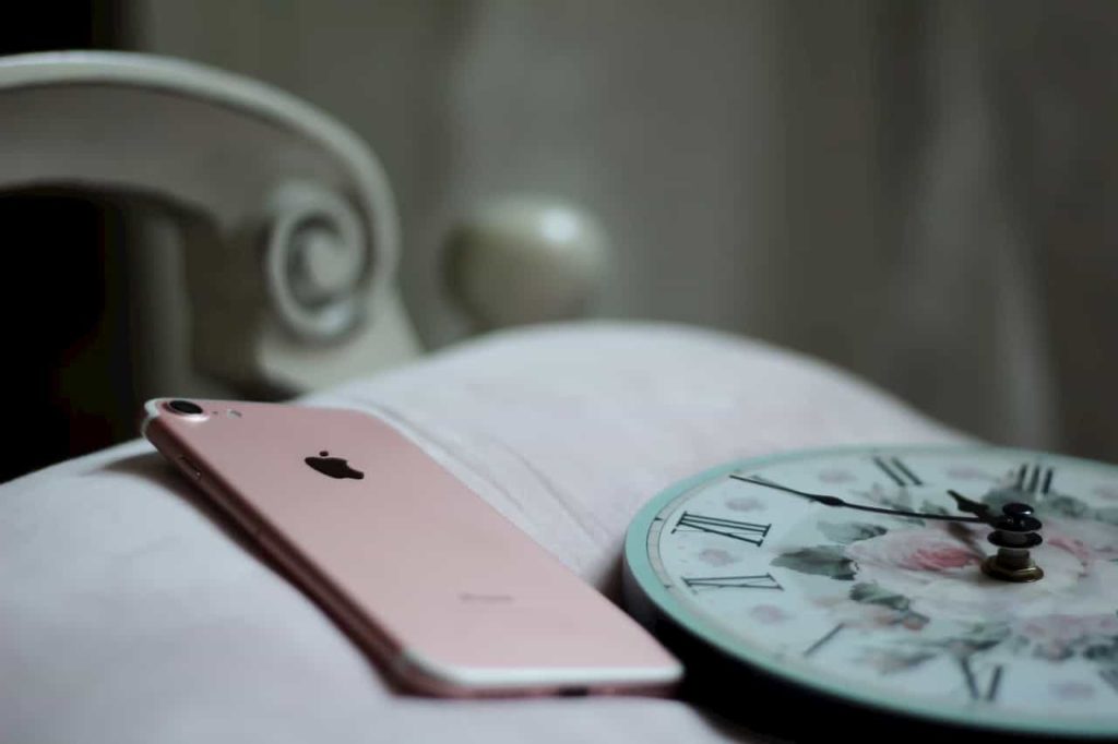 Mokslininkai įspėja: Naršymas telefone prieš miegą turi itin neigiamų pasekmių