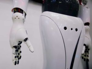 Šanhajaus priemiestyje humanoidiniai robotai mokosi atlikti kasdienes užduotis: Pamatykite, ką jie sugeba