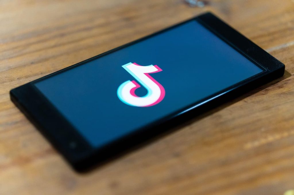 „TikTok“ ignoruoja rasistinius pareiškimus, tačiau baudžia už saldainių rekomendacijas