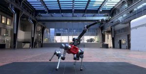 Dar vienas sporto iššūkis: robotas išbandė badmintoną