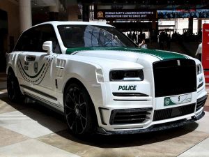 Dubajaus policijos automobilių parką papildė „Mansory“ patobulintas „Rolls-Royce Cullinan“