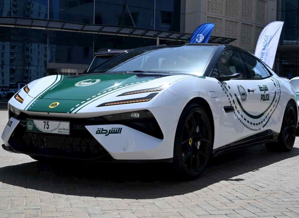 Dubajaus policijos patrulių pajėgas sustiprins elektrinis „Lotus Emeya-S“ superautomobilis