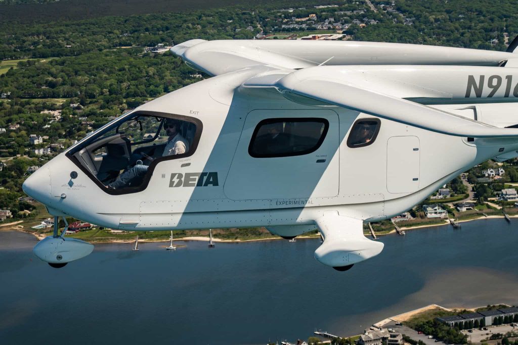 Istorinis skrydis virš JAV: pirmą kartą elektrinis orlaivis skraidino keleivius