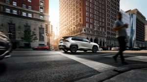 „Toyota RAV4“ tapo perkamiausiu 2024 m. JAV automobiliu: užnugaryje liko „Tesla“ ir „Toyota Corolla Cross“
