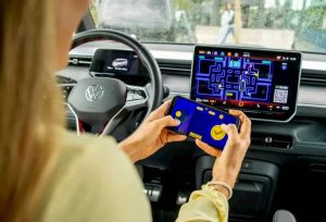 Gera žinia naujų „Volkswagen“ vairuotojams: „AirConsole“ žaidimų konsolė – jūsų automobilyje