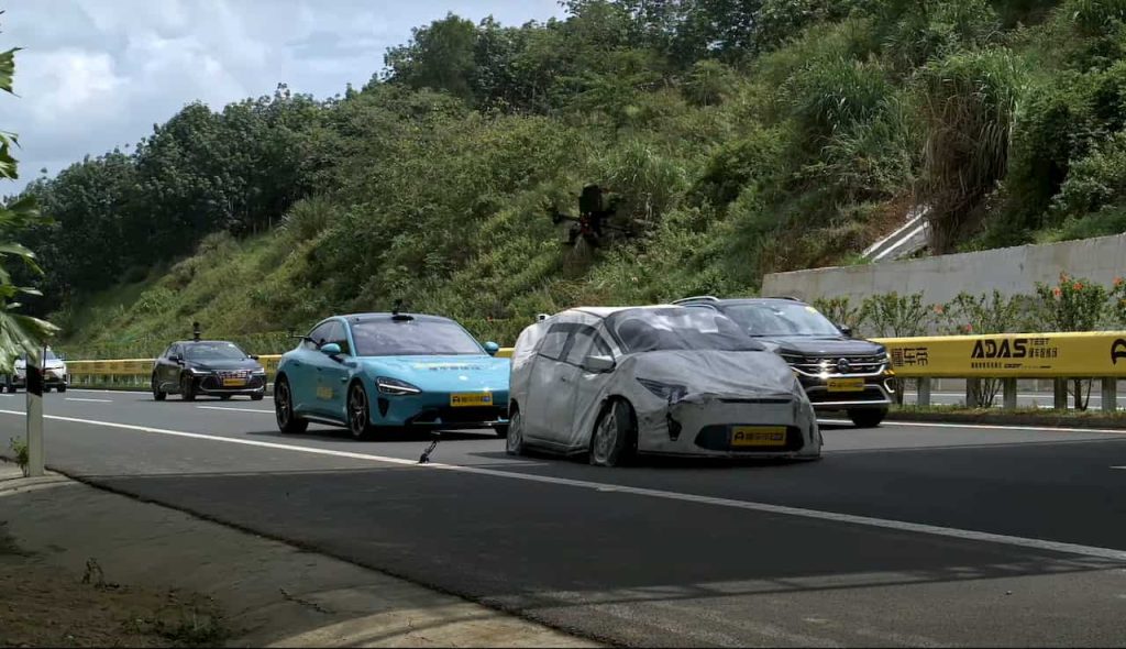 Kinija surengė autonominių automobilių bandymus realiomis sąlygomis: netikėtai sužibėjo „Tesla“