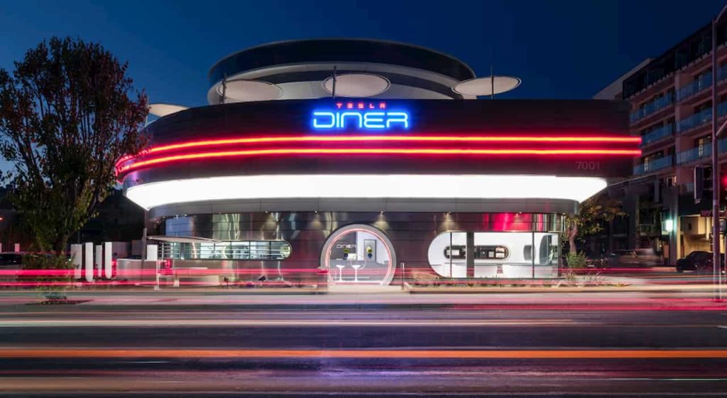 Pažvelkite: E. Muskas atvėrė retro-futuristinę užkandinę ir atskleidė, ar planuoja plėtrą