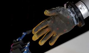 Robotų revoliucija? Mokslininkai jiems sukūrė viską jaučiančią dirbtinę odą