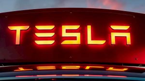 „Tesla“ skelbia 2025 m. antrojo ketvirčio rezultatus: ar pavyko išbristi iš nesėkmių?