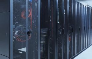 Dedikuoti serveriai ar VPS? Kada verta rinktis „geležį“ vietoje debesijos?