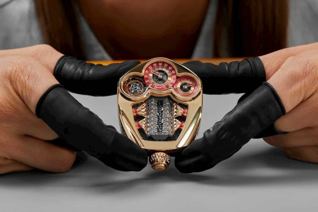 Išskirtinis projektas: Pristatytas naujausias „Bugatti Tourbillon“ laikrodis su miniatiūriniu „V16” varikliu