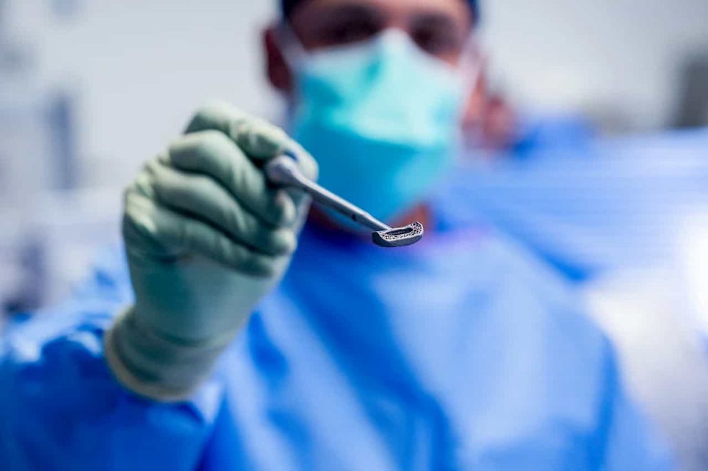 Istorinis lūžis: sėkmingai atlikta pirmoji stuburo operacija su specialiai pacientui sukurtu implantu