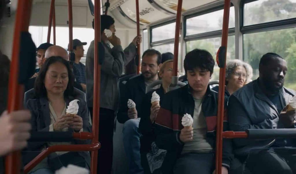 „Google“ pašiepė „Apple“: naujoje „Pixel 10“ reklamoje – užuominos apie nuobodųjį „iPhone“ (video)