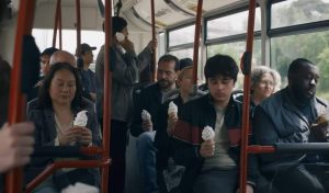 „Google“ pašiepė „Apple“: naujoje „Pixel 10“ reklamoje – užuominos apie nuobodųjį „iPhone“ (video)