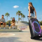 „Samsung“ pristato naujieną: „Sound Tower“ garso kolonėlės su LED apšvietimu vakarėlių mėgėjams