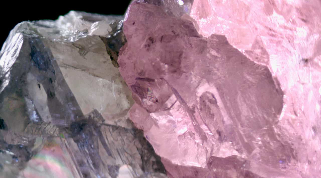 Gamtos stebuklas: mokslininkai atrado išskirtinį, dviejų spalvų deimantą