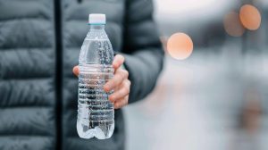 Geriate vandenį iš butelių? Mokslininkai turi jums blogų naujienų