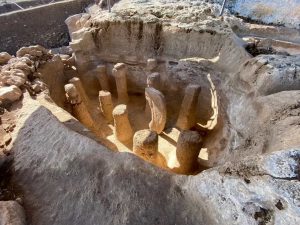 Kaip žmonės anksčiau įsivaizdavo save? Paslaptį padės atskleisti atrastas išraižytas veidas ant akmens