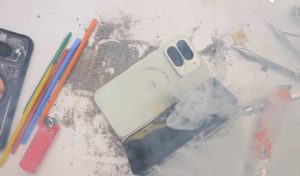 „Pixel 10 Pro Fold“ neatlaikė patvarumo bandymo: sprogo rankoje