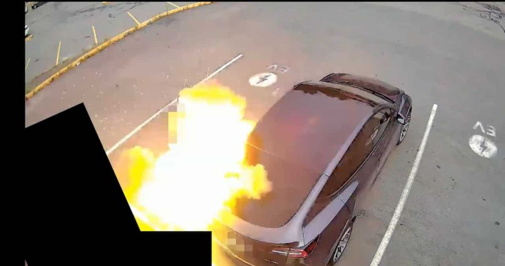 Užfiksavo sprogimą: štai kokie pavojai slypi netvarkingoje įkrovimo stotelėje