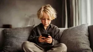 Ekranai kenkia ne tik akims: jie tyliai žaloja ir vaikų organizmą