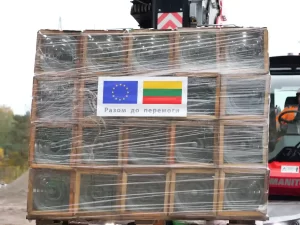 Lietuva Ukrainai perdavė svarbią paramą elektros perdavimo tinklo atstatymui – 7 000 vnt. stiklinių izoliatorių