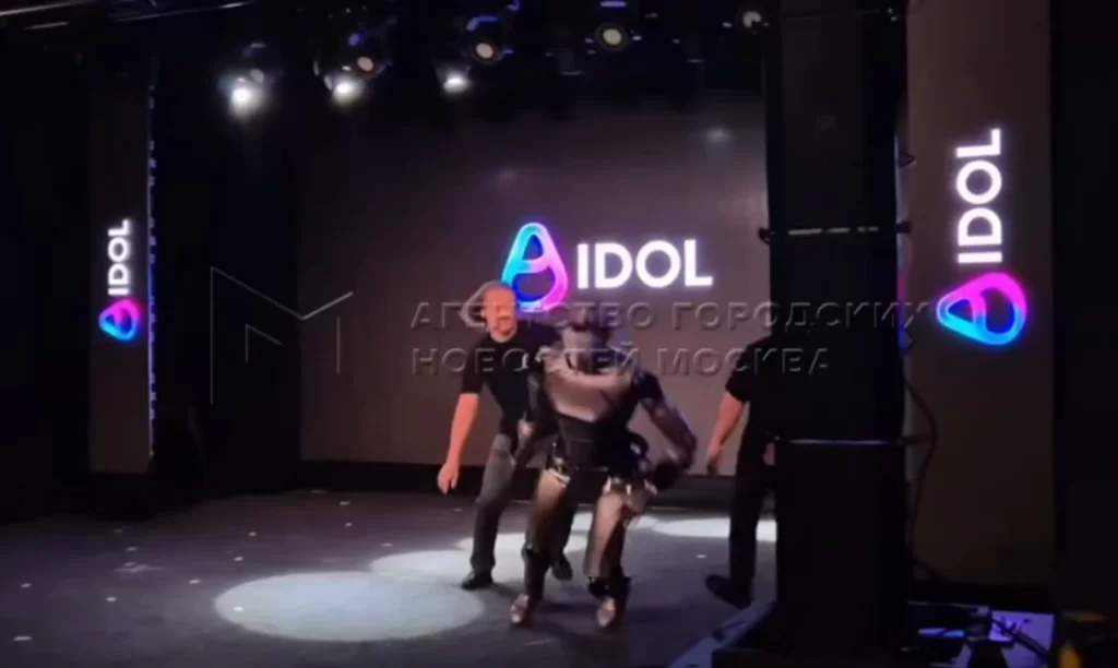 Pirmojo Rusijos humanoido debiutas virto fiasko: vos judėjo, galiausiai tėškėsi į grindis (video)