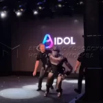 Pirmojo Rusijos humanoido debiutas virto fiasko: vos judėjo, galiausiai tėškėsi į grindis (video)