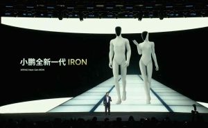 „Xpeng“ pristatė pribloškiantį humanoidą su sintetine oda – bus galima įsigyti (video)