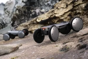 „Hyundai“ žengia į robotiką: pristatė mobilumo robotą „MobED“