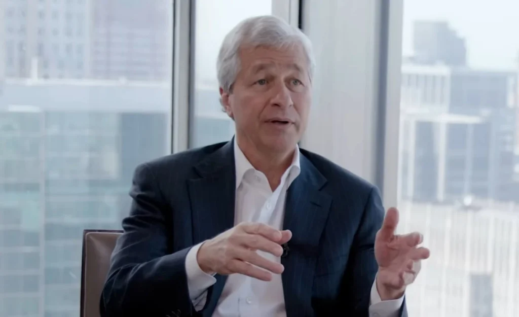 „JPMorgan“ vadovas: Dirbtinis intelektas naikins darbo vietas, tačiau turintys šiuos įgūdžius išliks