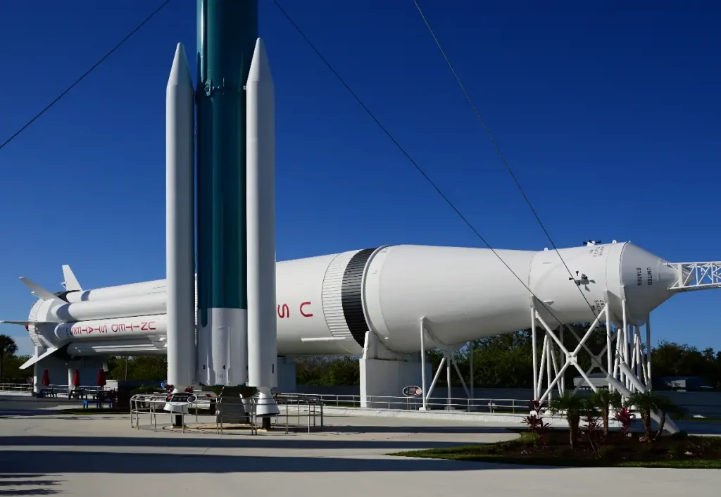 „Artemis II“ Mėnulio misijos raketa jau atvyko į paleidimo vietą: žmonės ruošiasi pirmajam skrydžiui už Žemės orbitos nuo 1972-ųjų